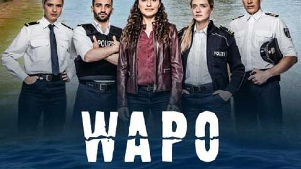 Das Filmplakat für „WaPo Berlin“ zeigt fünf Polizisten vor der Berliner Skyline.
