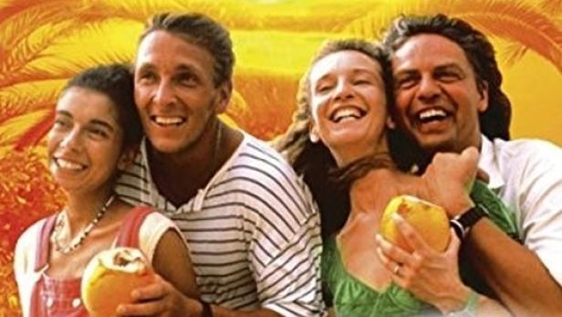 Das DVD-Cover der ersten Staffel von „Sterne des Südens“ zeigt vier lächelnde Personen mit Kokosnüssen.