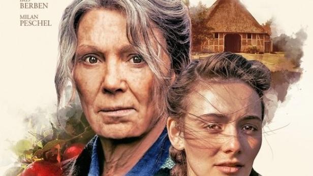 Das Filmplakat für „Altes Land“ zeigt zwei Frauen vor einem alten Bauernhaus.