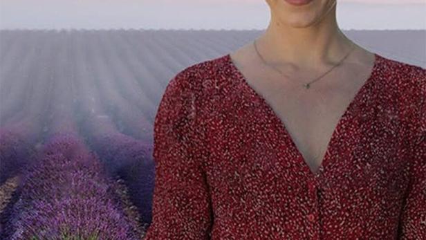 Eine Frau steht vor einem Lavendelfeld in der Provence, im Hintergrund der Titel „Ein Tisch in der Provence“.