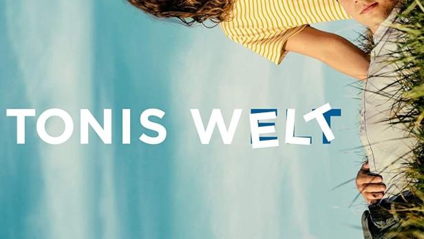 Das Filmplakat für „Toni's Welt“ zeigt eine junge Frau und einen jungen Mann im Gras liegend.