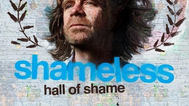 Ein Werbeplakat für „Shameless: Hall of Shame“ mit William H. Macy vor einer Backsteinmauer.