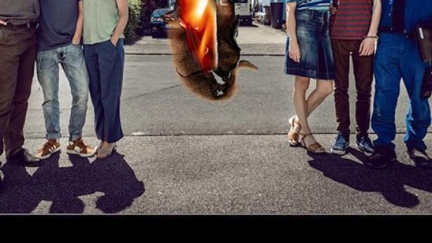 Zwei Familien stehen sich vor ihren Häusern gegenüber, getrennt durch eine Flamme.