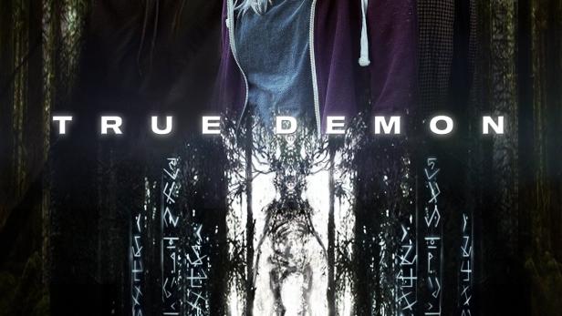 Das Filmplakat für „True Demon“ zeigt drei junge Leute vor einem dunklen Wald.