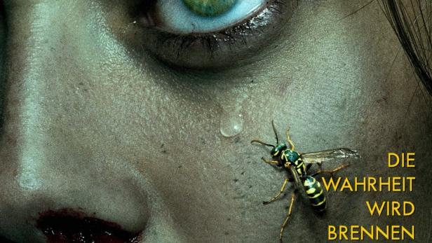 Nahaufnahme des Gesichts einer Frau mit Blut an der Nase und einer Wespe auf der Wange.