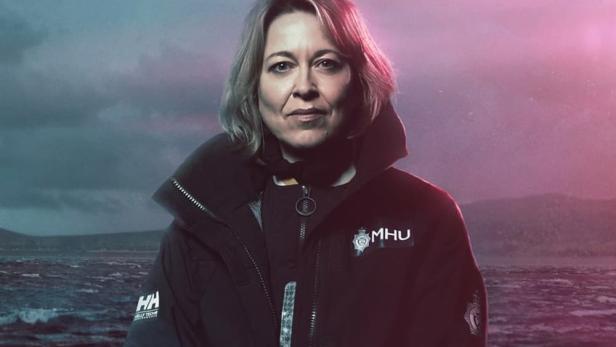 Eine Frau in Marineuniform vor einer stürmischen See, Titel „Annika“ im Vordergrund.