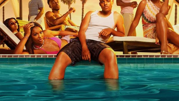 Das Ensemble der Serie „Bel-Air“ entspannt an einem sonnigen Tag am Pool.