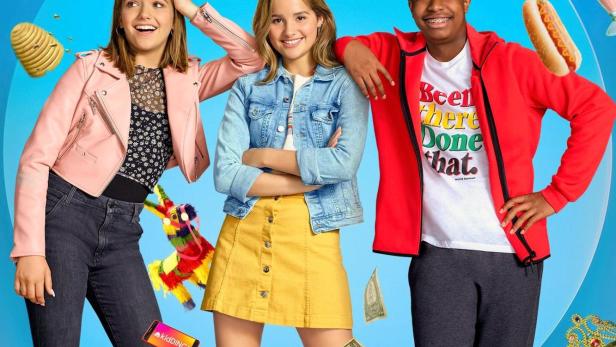 Das Poster für „Side Hustle“ zeigt drei Teenager umgeben von Requisiten, die ihre verschiedenen Geschäfte repräsentieren.