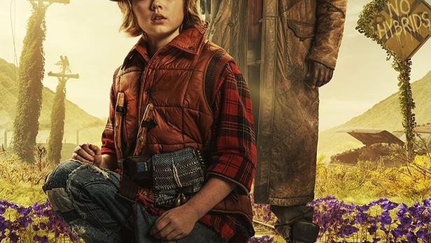 Ein Junge mit Hirschgeweih und ein Mann mit Gewehr stehen auf einem Bahngleis; Filmposter „Sweet Tooth“.