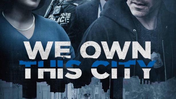 Das Filmplakat zu „We Own This City“ zeigt Polizisten vor einer heruntergekommenen Straße.