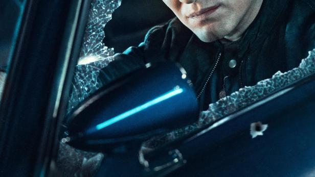 Ein Mann blickt aus einem Auto mit eingeschlagener Scheibe; Werbung für „Power Book IV: Force“.