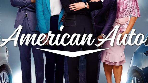 Die Besetzung der Fernsehserie „American Auto“ posiert auf einer Bühne vor zwei Autos.