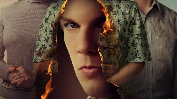 Das Filmplakat für „A Friend of the Family“ zeigt die Gesichter von vier Darstellern, teilweise von Flammen überlagert.