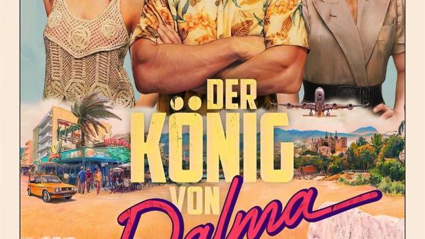 Das Filmplakat für „Der König von Palma“ zeigt drei Personen vor einer Strandszene.