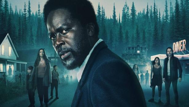 Das Filmplakat für die Serie „From“ zeigt eine Gruppe von Menschen in einer unheimlichen Stadt.