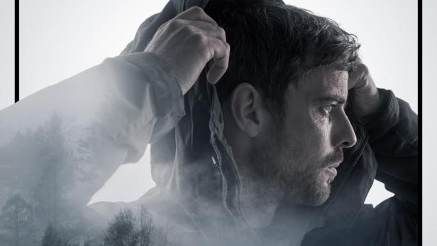 Das Buchcover von Simon Becketts „Die Chemie des Todes“ zeigt einen Mann vor einer Landschaft.