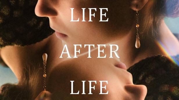 Das Filmplakat für „Life After Life“ zeigt zwei Frauenprofile, die einander zugewandt sind.