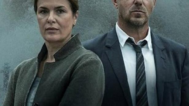 Das Filmplakat für „Nordholm“ zeigt eine Frau und einen Mann vor einem stürmischen Hintergrund.