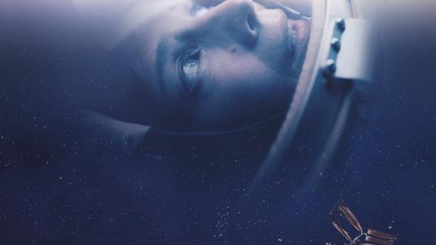 Ein Astronaut im Weltraum, gespiegelt mit einer brennenden Landschaft und dem Titel „Infiniti“.