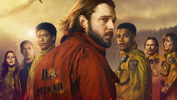 Das Filmplakat für „Fire Country“ zeigt eine Gruppe von Feuerwehrleuten vor einem bewölkten Himmel.