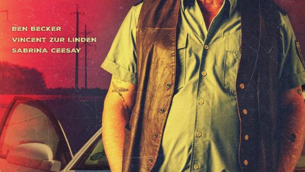 Das Poster zur Serie „Boom Boom Bruno“ zeigt einen Mann im Cowboyhut vor einem Polizeiauto.