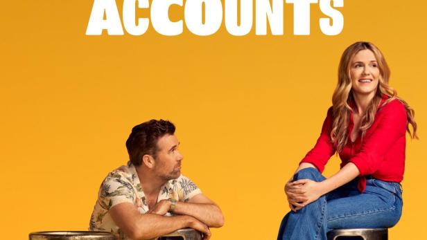 Das Filmplakat zu „Colin From Accounts“ zeigt ein Paar und einen Hund mit Halskrause und Rollwagen vor gelbem Hintergrund.