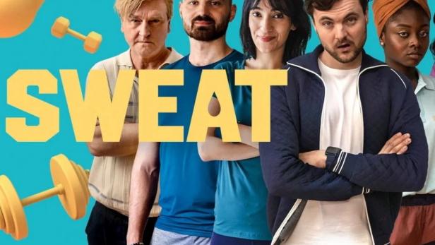 Das Filmplakat für „Sweat“ zeigt eine Gruppe von Trainern vor einem türkisfarbenen Hintergrund.