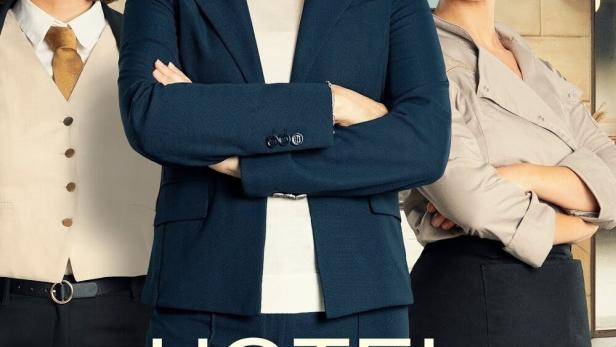 Drei Frauen stehen vor dem Schriftzug „Hotel Mondial“.