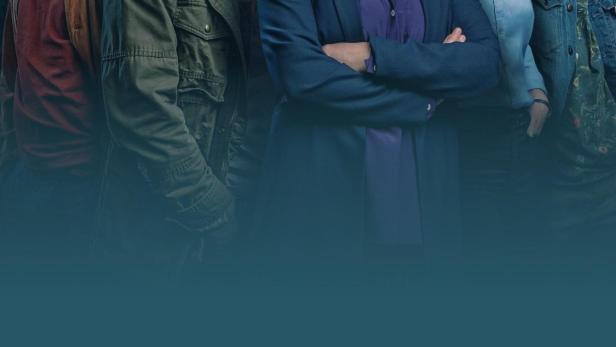 Das Ensemble der Fernsehserie „Soko Linz“ vor einer nächtlichen Stadtkulisse.