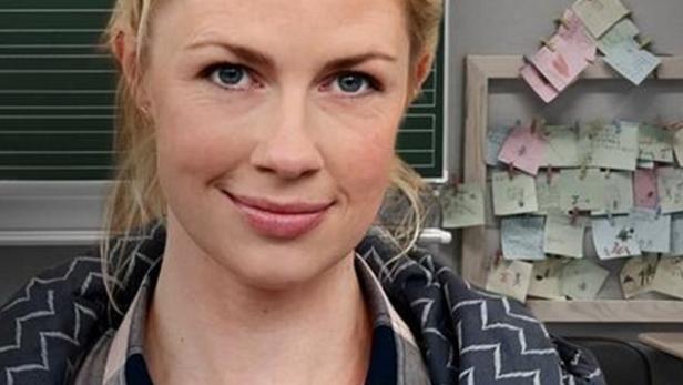 Das Filmplakat für „Lehrerin auf Entzug“ zeigt eine lächelnde Lehrerin vor einer Tafel.