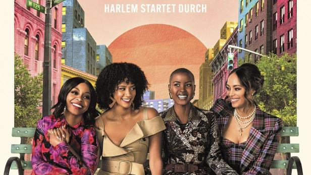 Vier Frauen sitzen auf einer Bank vor dem Hintergrund der Skyline von Harlem für die Serie „Run the World“.