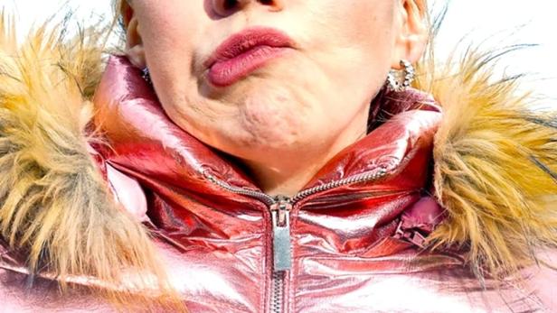Das Poster für die Fernsehserie „Mandy“ zeigt eine Frau in einer glänzenden, pinkfarbenen Jacke.