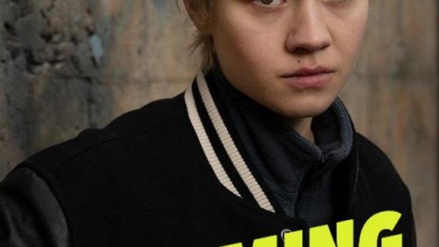 Das Filmplakat für „Becoming Charlie“ zeigt eine junge Person mit einer Wunde über der Augenbraue.