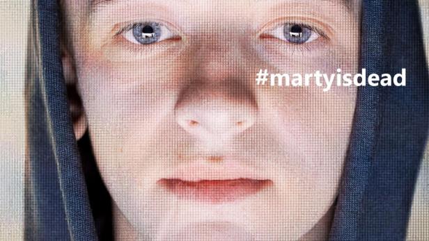 Das Filmplakat für #martyisdead zeigt das Gesicht eines jungen Mannes im Rastermuster.