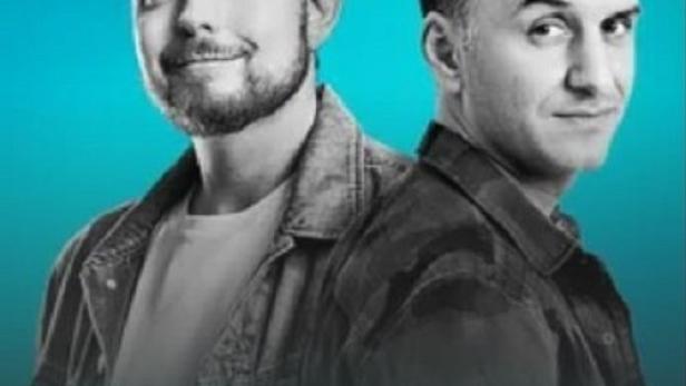 Das Poster für „Bratwurst & Baklava – Die Show“ zeigt zwei Männer vor blauem Hintergrund.