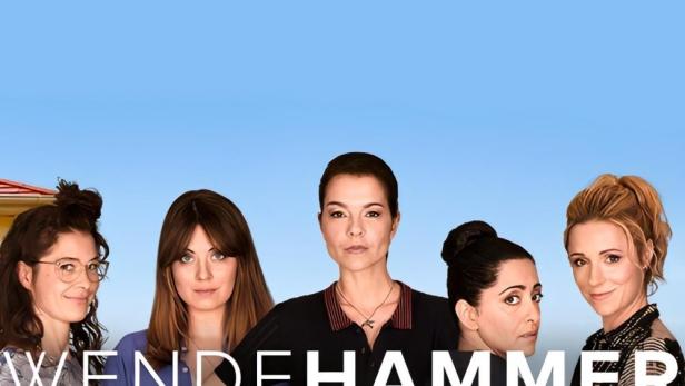 Fünf Frauen stehen vor einem Lattenzaun, im Hintergrund der Titel „Wendehammer“.