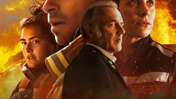 Das Filmplakat für „Unter Feuer“ zeigt vier Feuerwehrleute vor einem Hintergrund aus Flammen.