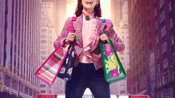 Das Poster für die Fernsehserie „Elsbeth“ zeigt Carrie Preston, die auf einem Polizeiauto in New York steht.