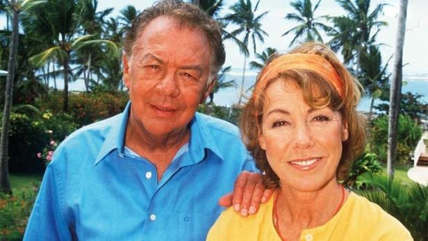 Das Cover von „Klinik unter Palmen“ mit Klausjürgen Wussow und Anja Kruse vor Palmenkulisse.