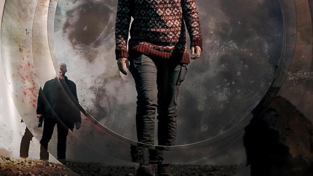 Eine Frau steht vor einem Portal, im Hintergrund eine weitere Person; Filmposter für „Svörtu Sandar“.