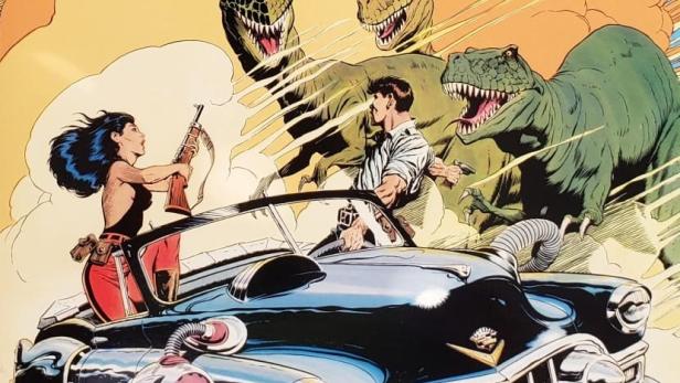 Ein Cadillac fährt durch eine Wüste, während eine Frau und ein Mann sich gegen Dinosaurier verteidigen.