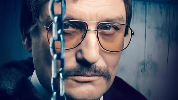 Das Filmplakat für „German Crime Story: Gefesselt“ zeigt einen Mann mit Brille hinter einer Kette.