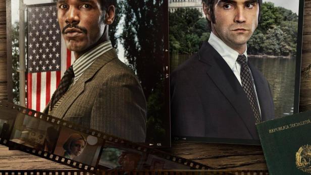 Das Filmplakat für „Spy/Master“ zeigt zwei Männer vor politischen Hintergründen.