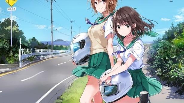 Zwei Anime-Mädchen in Schuluniformen stehen mit Helmen an einer Landstraße.