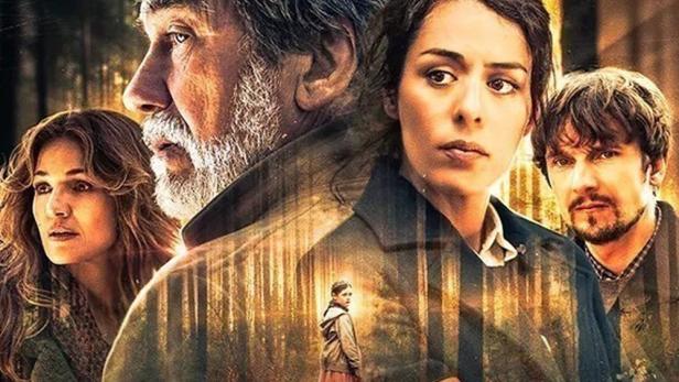 Das Filmplakat für „La Promesse“ zeigt vier Personen und ein Mädchen im Wald.