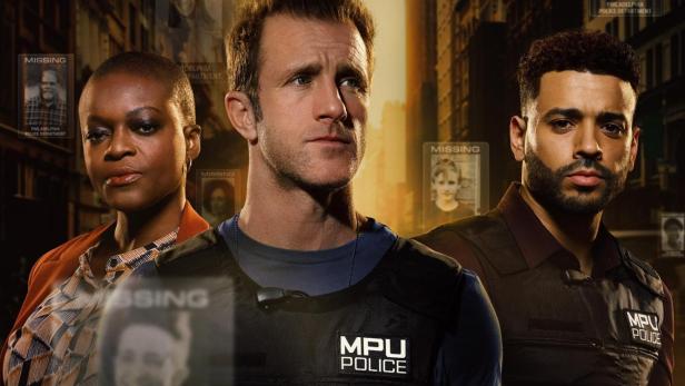 Das Filmplakat für „Alert: Missing Persons Unit“ zeigt drei Ermittler vor einer Stadtkulisse mit Vermisstenanzeigen.