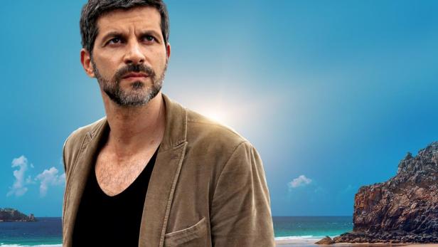 Das Filmplakat für „Kommissar Dupin: Bretonische Flut“ zeigt den Kommissar am Strand.