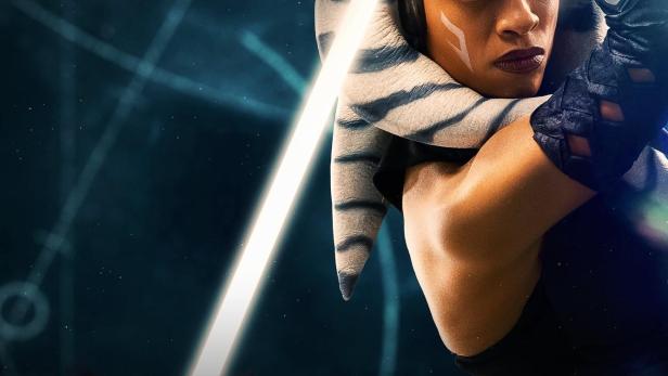 Ahsoka Tano mit einem Lichtschwert auf dem Poster für „Star Wars: Ahsoka“.