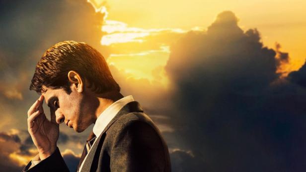 Ein Polizist steht vor einer Kirche auf dem Land, Titel: „Mord im Auftrag Gottes“.