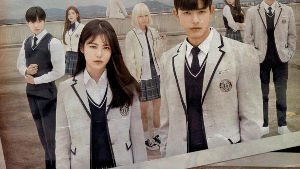 Das Poster für die koreanische Dramaserie „3인칭 복수“ zeigt eine Gruppe von Highschool-Schülern und eine Pistole.